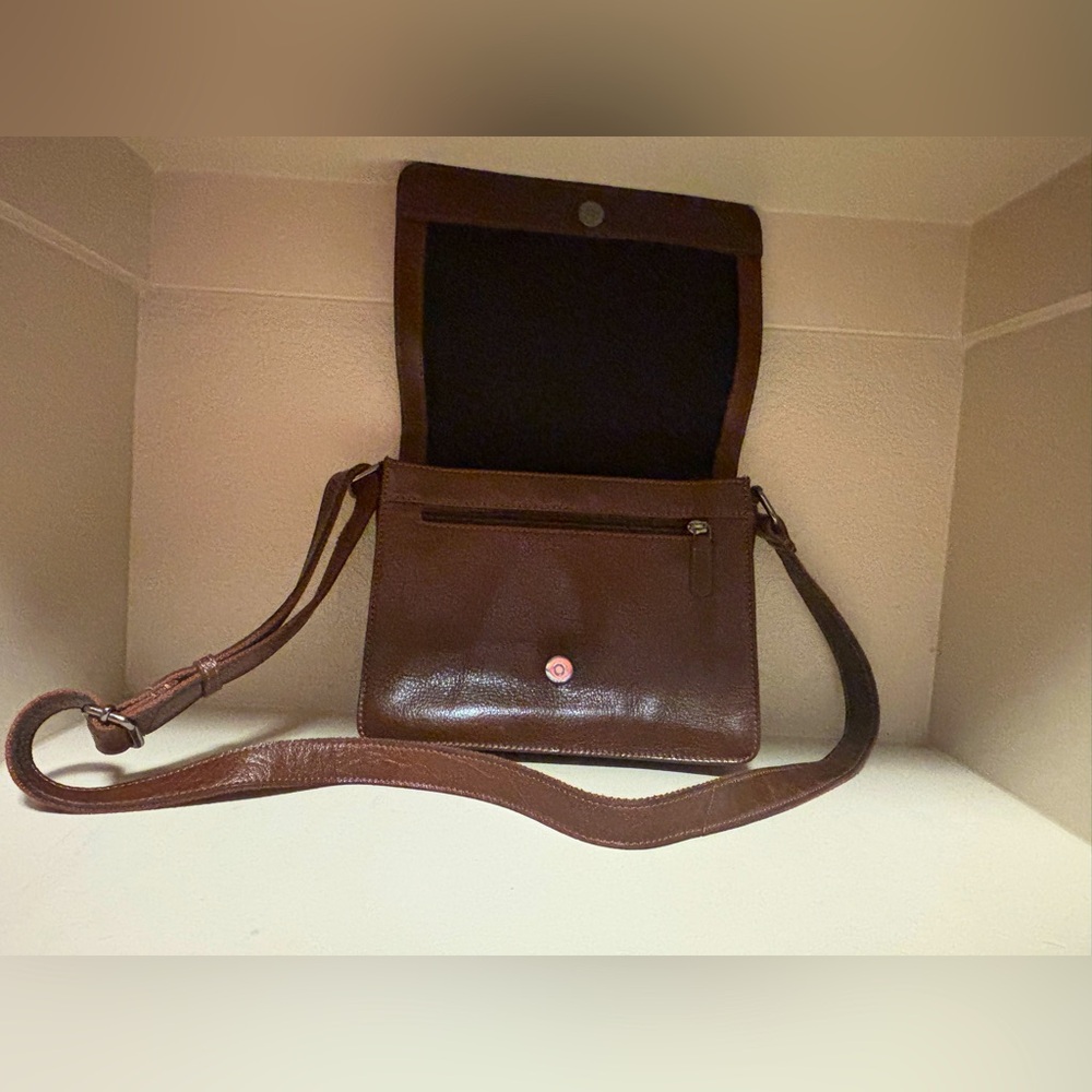 GENICCI Brown Leather Flap Over Crossbody Bag Pre-Owned - Picture 3 of 7
